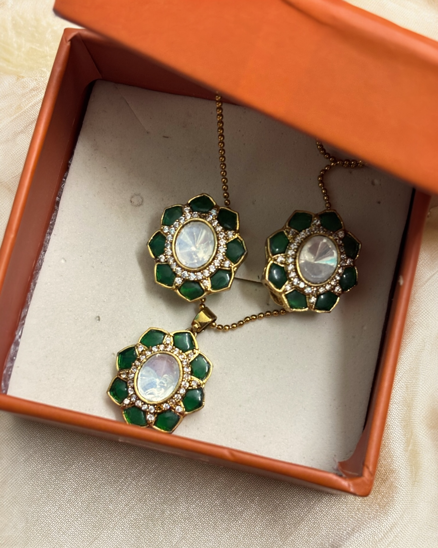 Heena Pendant with Earrings