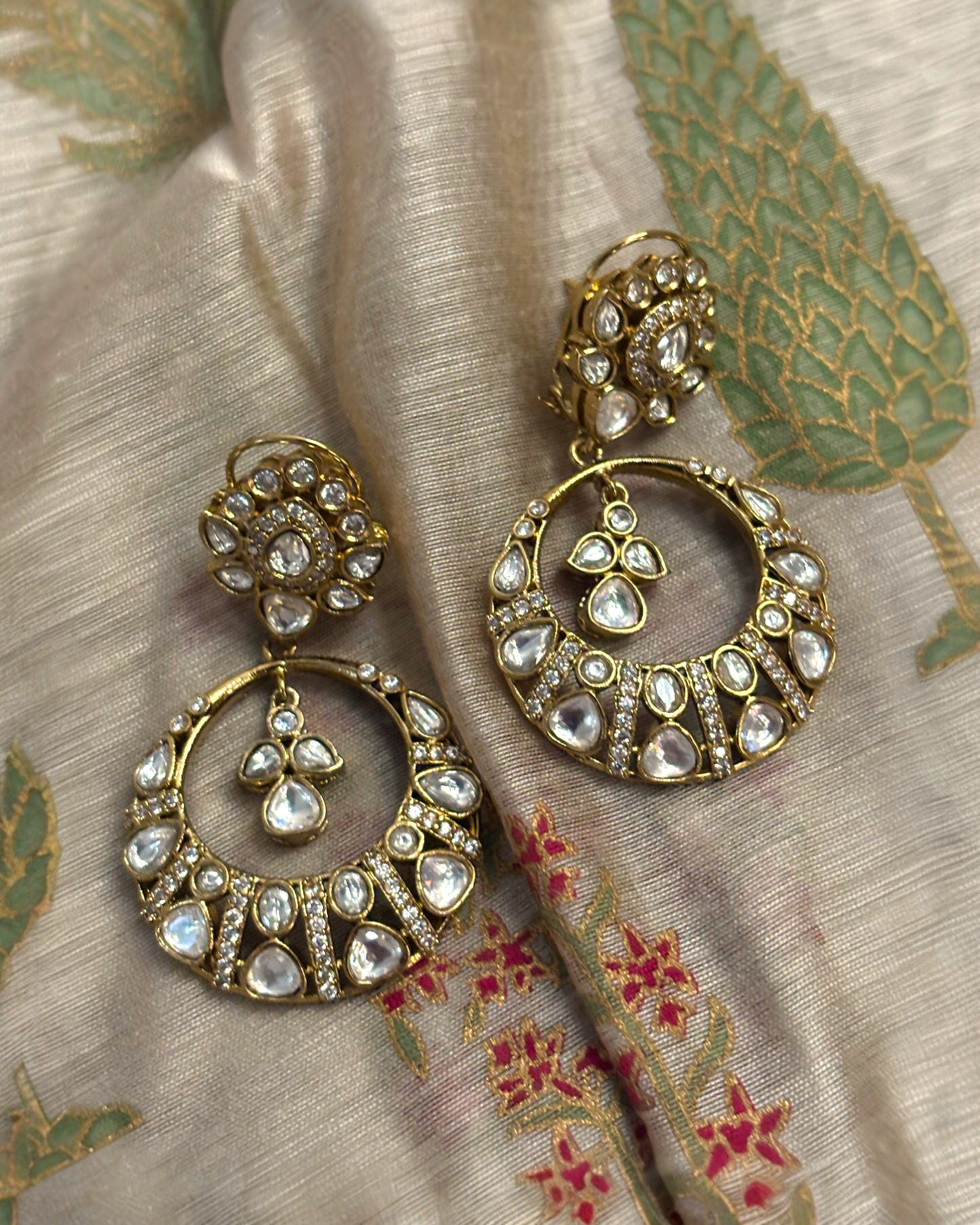 Chaand Kundan Baali