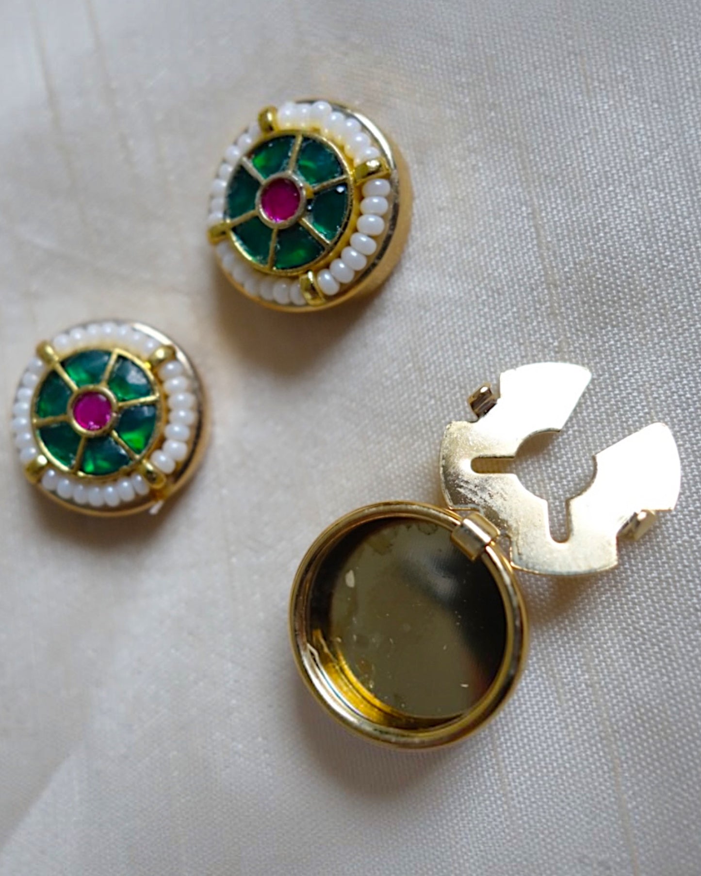 Chakra green button clips (set of 2)